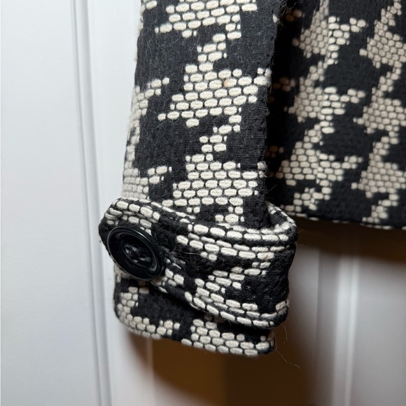 Talbots Black & White Geo Print Wool Blend Crop Jacket Petite Size 2 Buttons - Picture 2 of 7